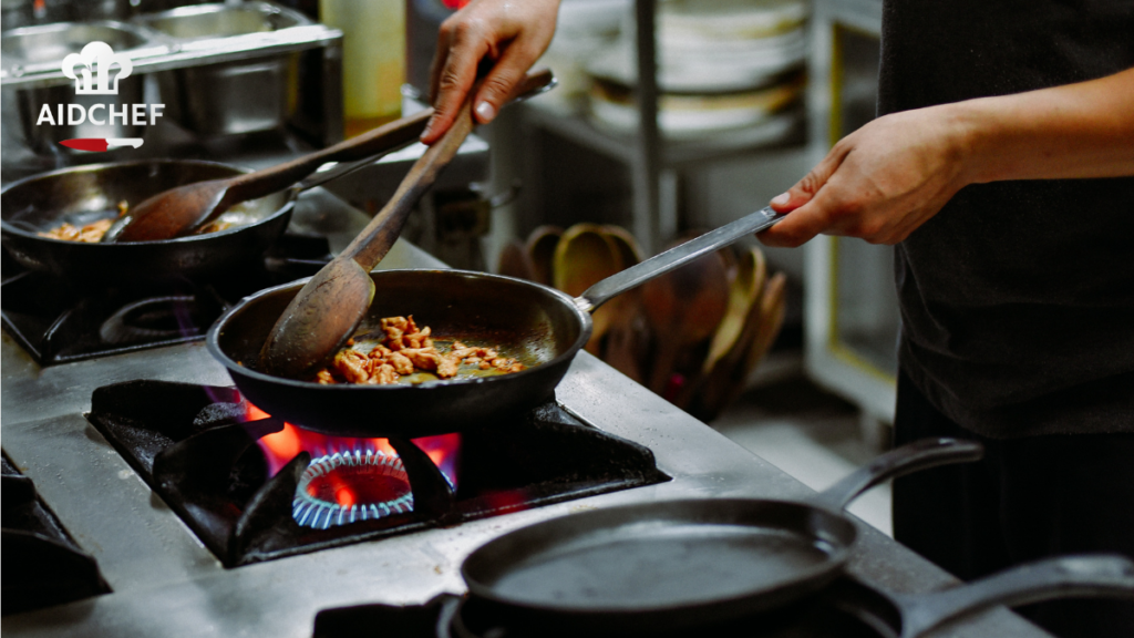 Cocinero salteando ingredientes en una sartén antiadherente sobre cocina de gas profesional